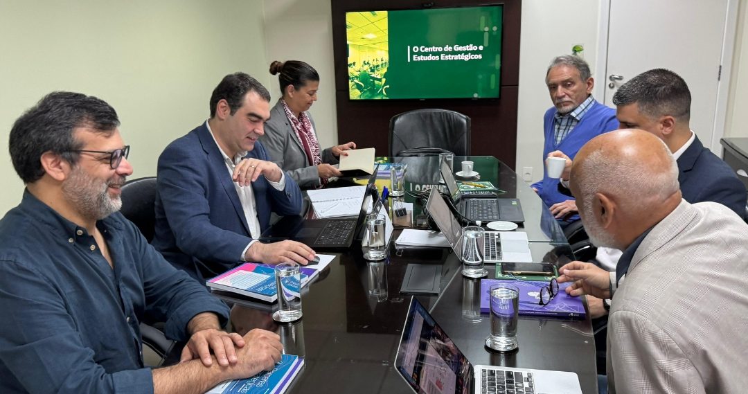 Visita a Brasília para estreitar laços na área da prospetiva